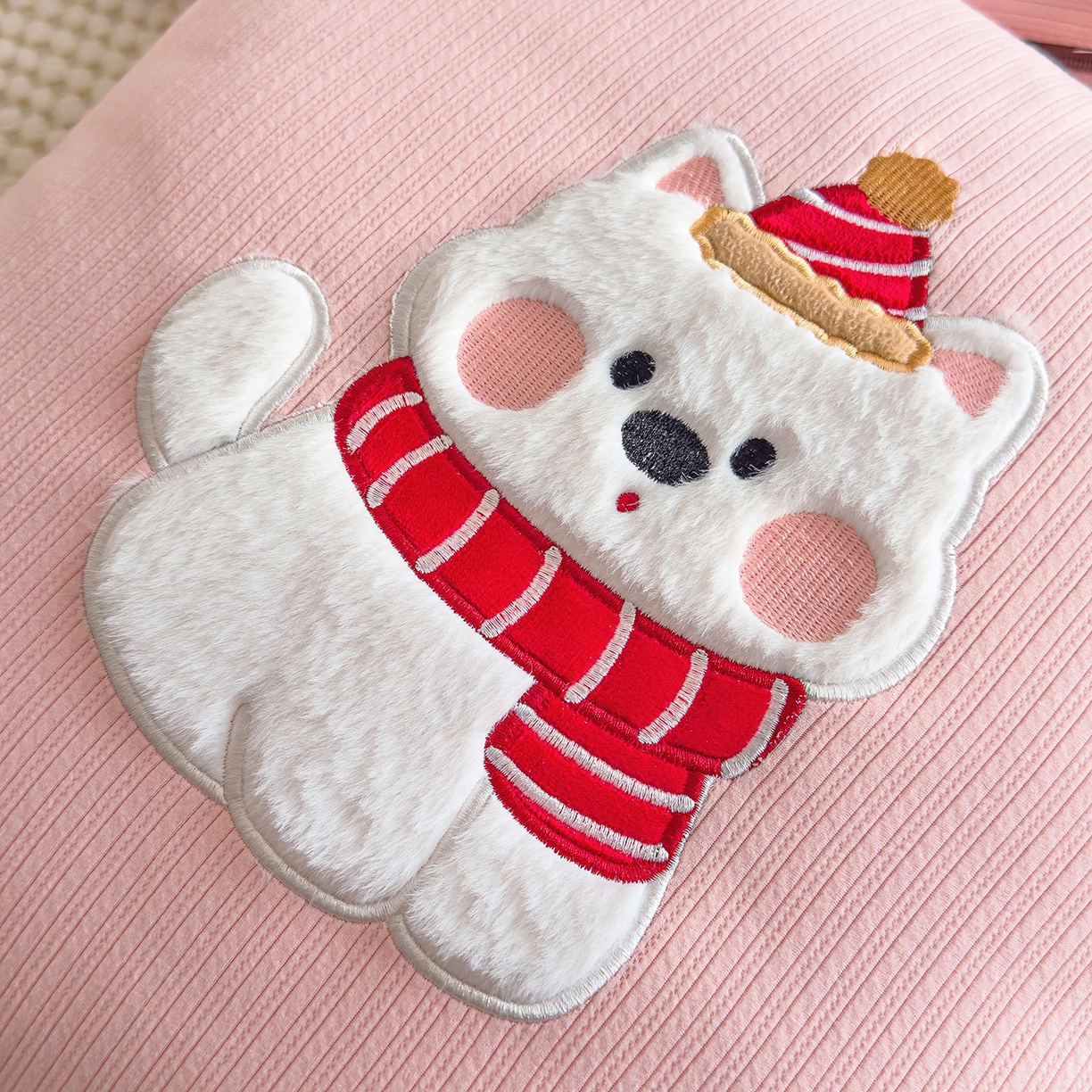 91家纺网 家纺一手货源 找家纺 诺可 2025新款牛奶绒卡通贴布绣围脖生日小狗手提多功能抱枕被 围脖生日小狗-粉