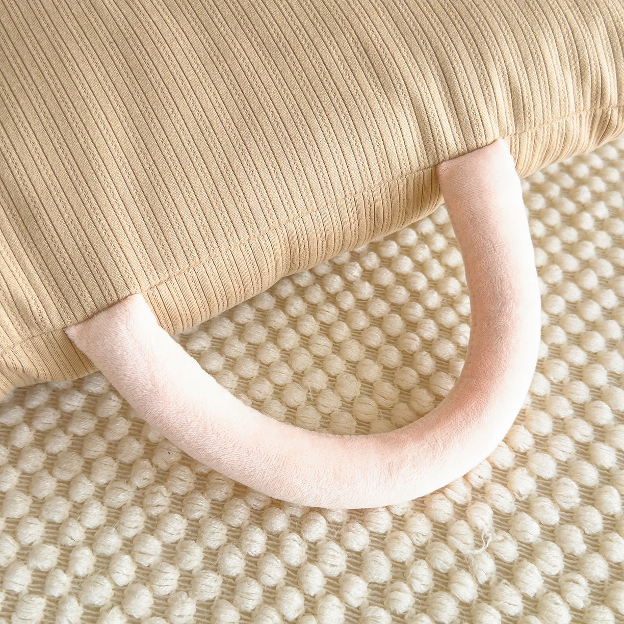 91家纺网 家纺一手货源 找家纺 诺可 2025新款牛奶绒卡通贴布绣围脖生日小狗手提多功能抱枕被 围脖生日小狗-咖