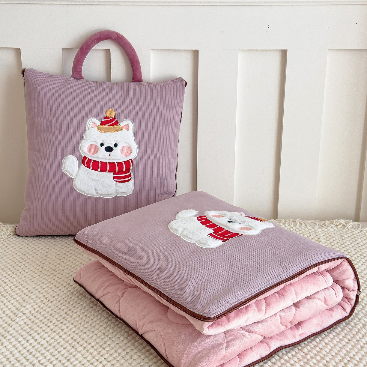 91家纺网 家纺一手货源 找家纺 诺可 2025新款牛奶绒卡通贴布绣围脖生日小狗手提多功能抱枕被 围脖生日小狗-紫