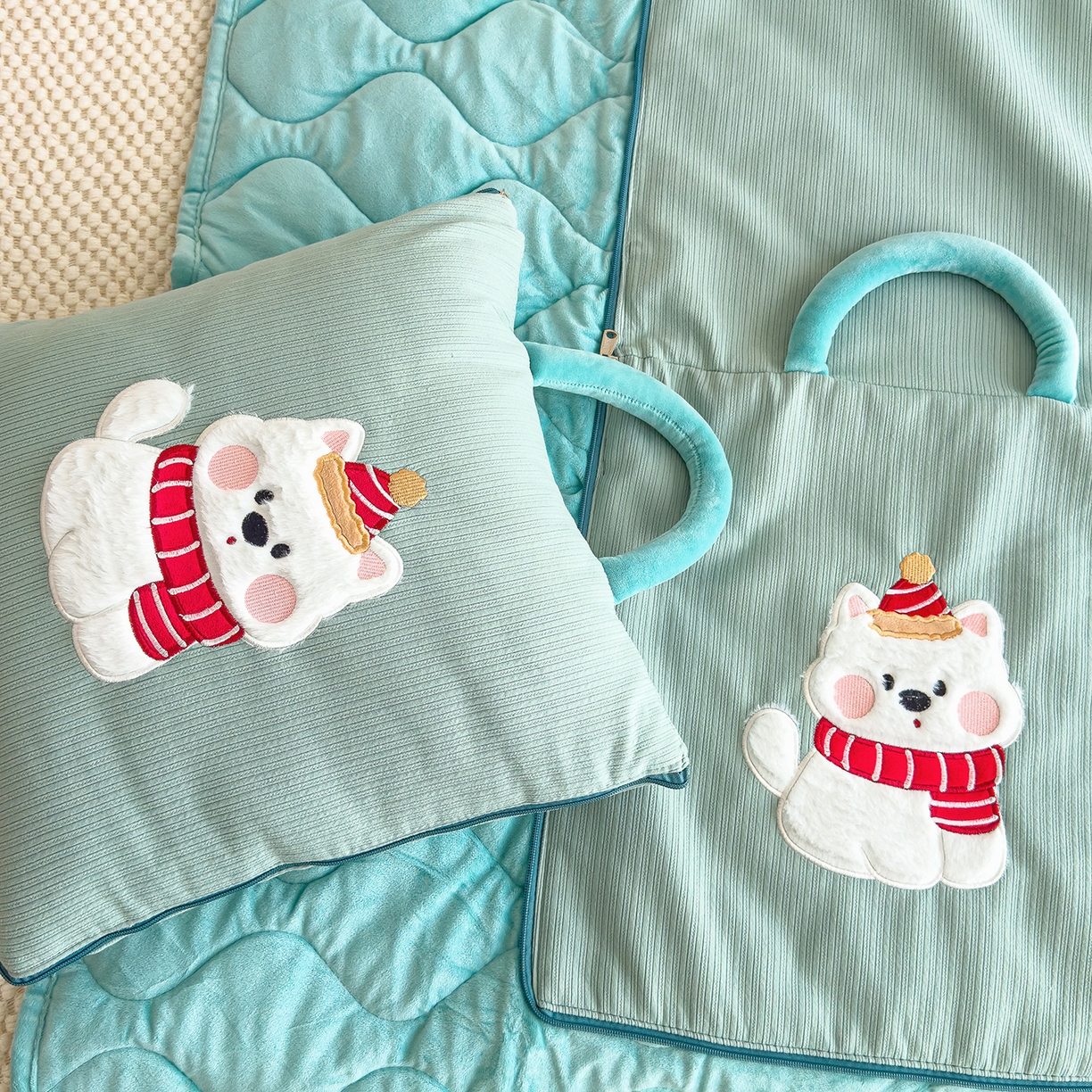 91家纺网 家纺一手货源 找家纺 诺可 2025新款牛奶绒卡通贴布绣围脖生日小狗手提多功能抱枕被 围脖生日小狗-绿