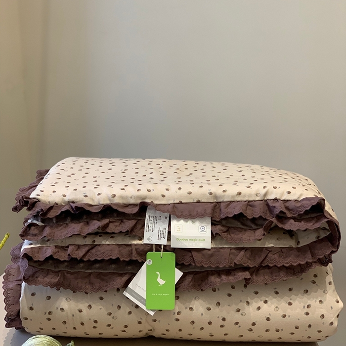 91家纺网 家纺一手货源 找家纺 汇庭 2025秋冬新·花边款单双人豆豆被系列 可可草莓