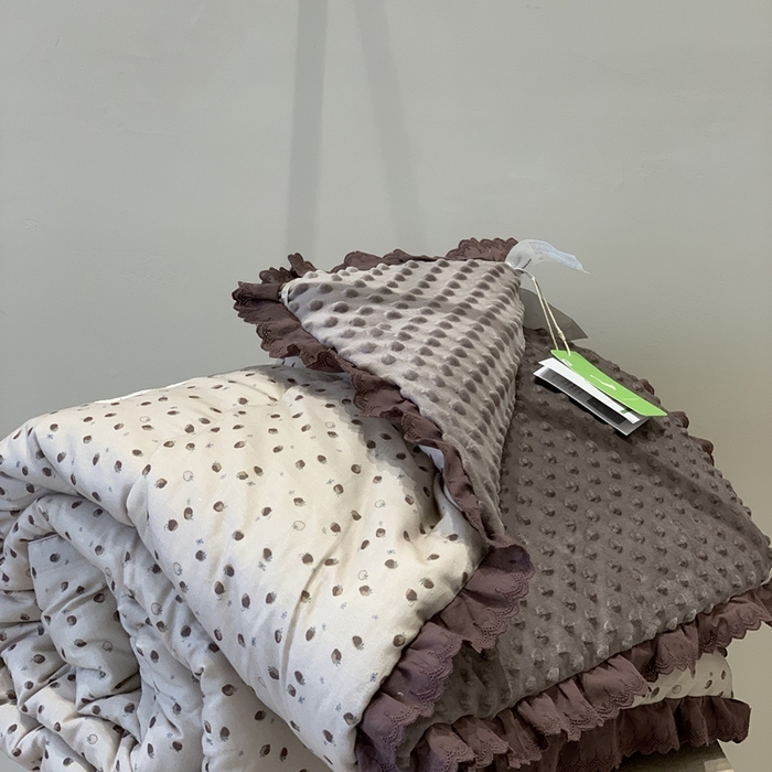 91家纺网 家纺一手货源 找家纺 汇庭 2025秋冬新·花边款单双人豆豆被系列 可可草莓