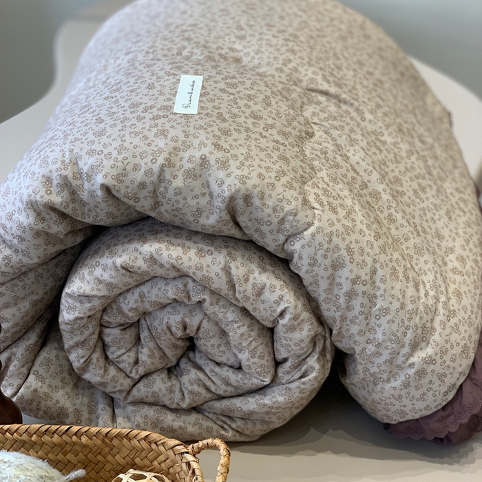 91家纺网 家纺一手货源 找家纺 汇庭 2025秋冬新·花边款单双人豆豆被系列 萌芽