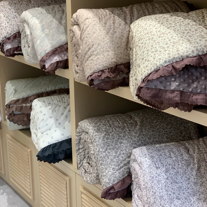 91家纺网 家纺一手货源 找家纺 汇庭 2025秋冬新·花边款单双人豆豆被系列 组合图仅供参考