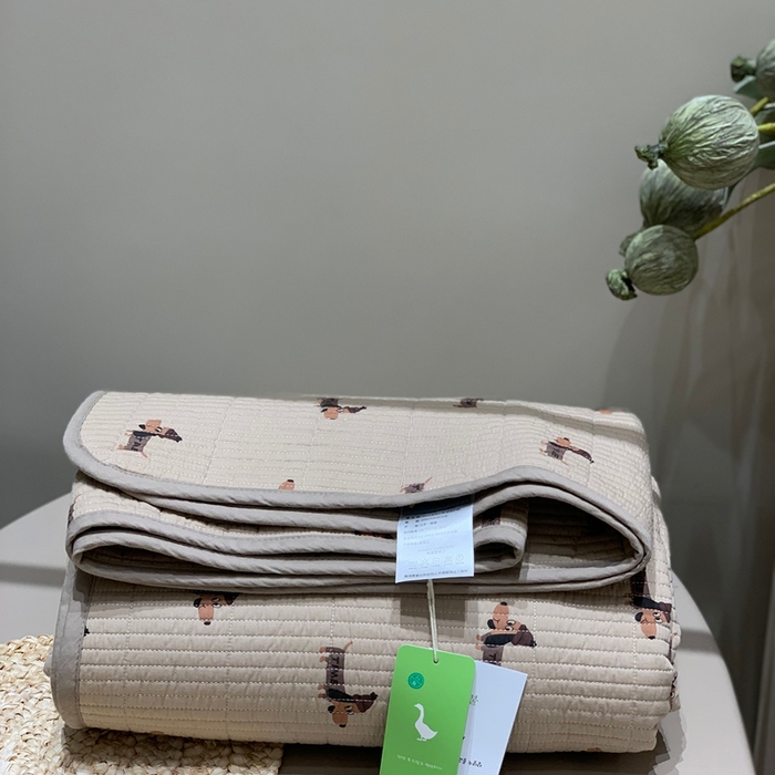 91家纺网 家纺一手货源 找家纺 汇庭 2025秋冬新款慕斯单品床盖系列 班尼狗庄园