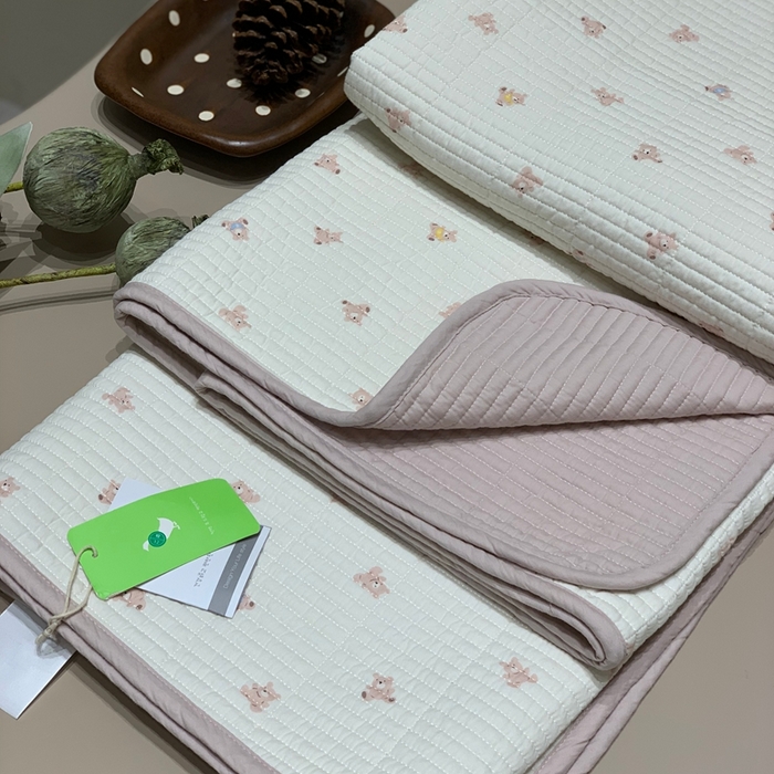 91家纺网 家纺一手货源 找家纺 汇庭 2025秋冬新款慕斯单品床盖系列 奶熊粉庄园