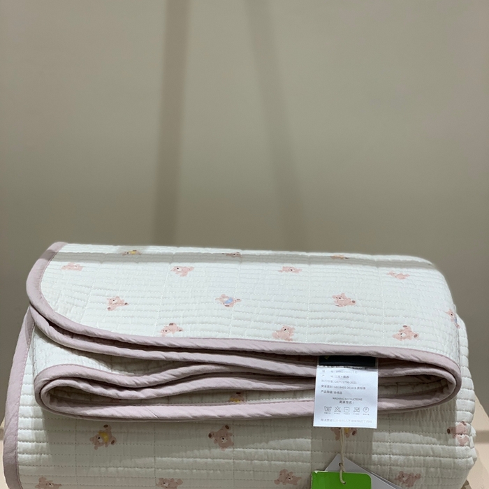 91家纺网 家纺一手货源 找家纺 汇庭 2025秋冬新款慕斯单品床盖系列 奶熊粉庄园