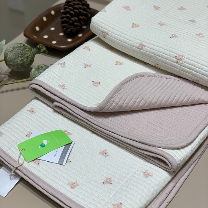 91家纺网 家纺一手货源 找家纺 汇庭 2025秋冬新款慕斯单品床盖系列 奶熊粉庄园