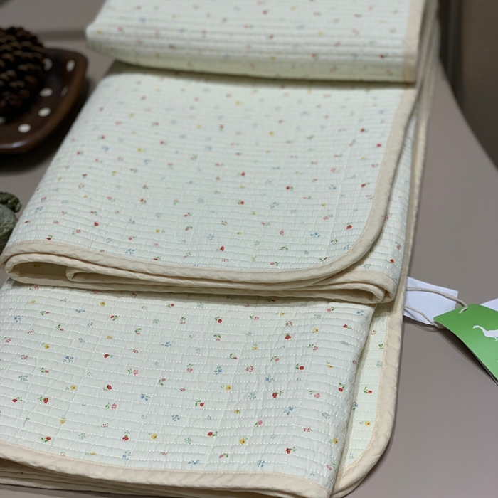 91家纺网 家纺一手货源 找家纺 汇庭 2025秋冬新款慕斯单品床盖系列 小花奶油