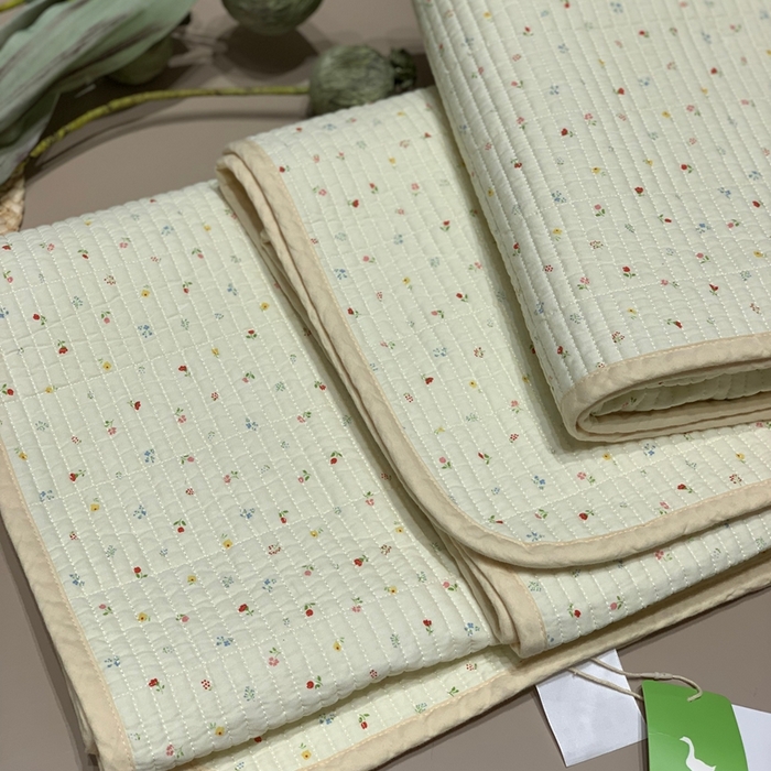 91家纺网 家纺一手货源 找家纺 汇庭 2025秋冬新款慕斯单品床盖系列 小花奶油