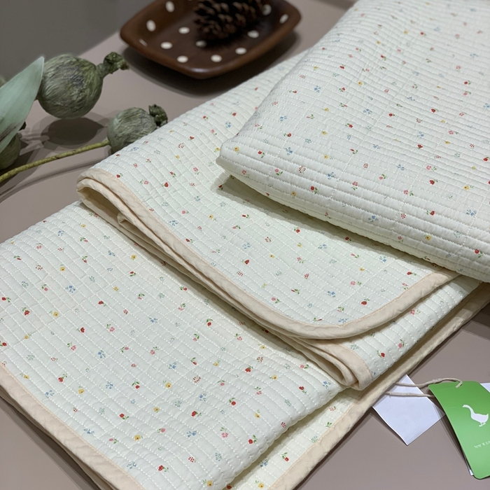 91家纺网 家纺一手货源 找家纺 汇庭 2025秋冬新款慕斯单品床盖系列 小花奶油