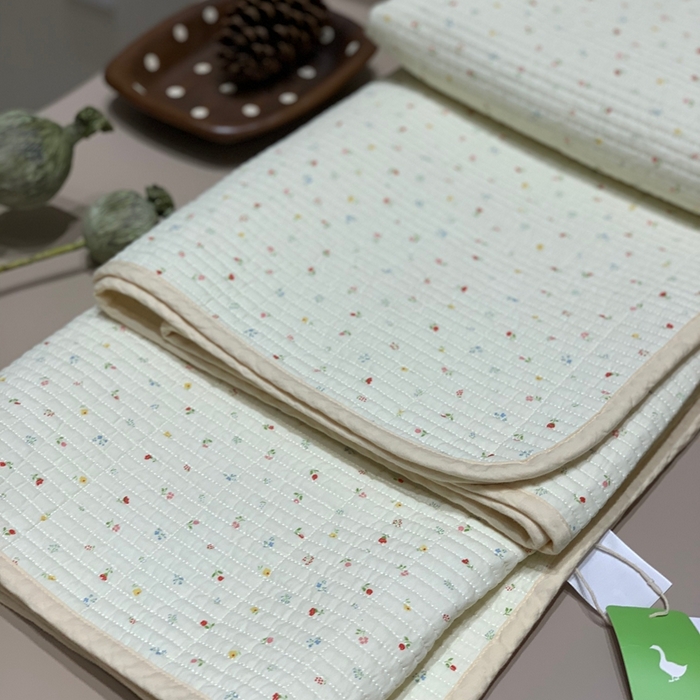 91家纺网 家纺一手货源 找家纺 汇庭 2025秋冬新款慕斯单品床盖系列 小花奶油