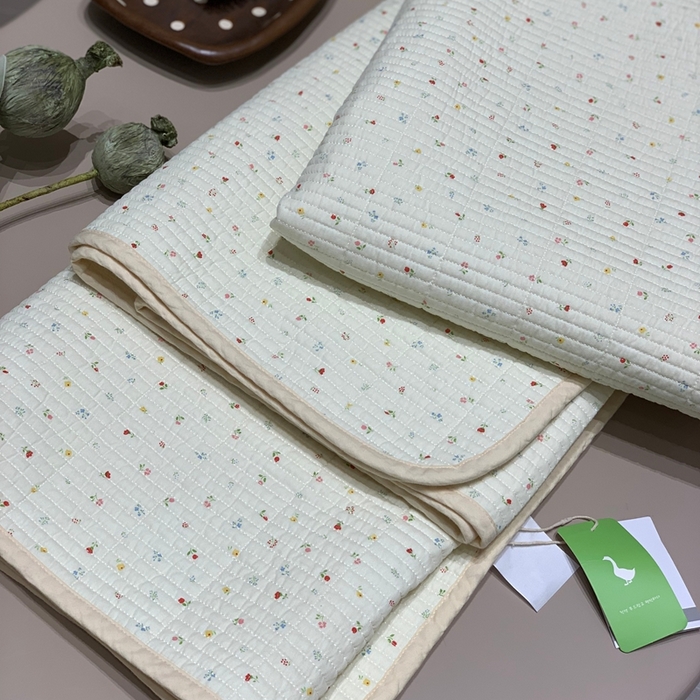 91家纺网 家纺一手货源 找家纺 汇庭 2025秋冬新款慕斯单品床盖系列 小花奶油