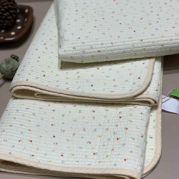 91家纺网 家纺一手货源 找家纺 汇庭 2025秋冬新款慕斯单品床盖系列 小花奶油