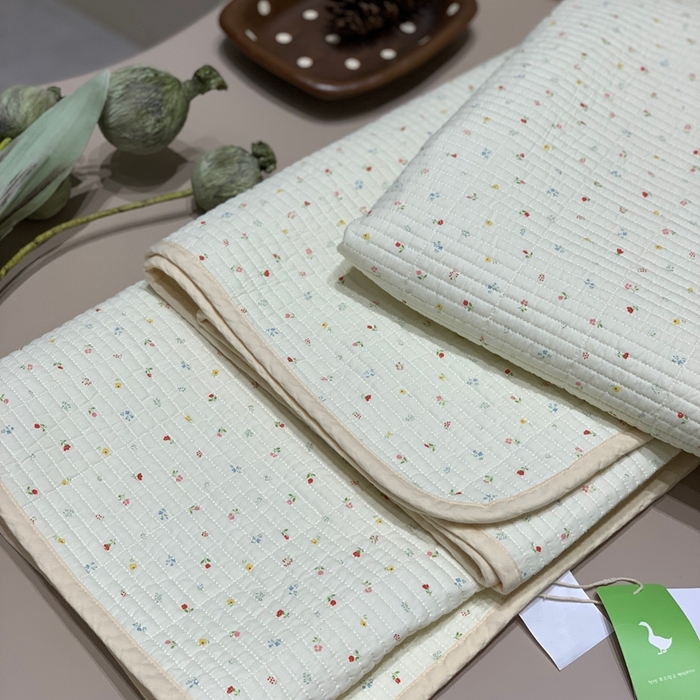 91家纺网 家纺一手货源 找家纺 汇庭 2025秋冬新款慕斯单品床盖系列 小花奶油