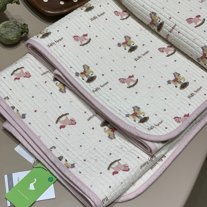 91家纺网 家纺一手货源 找家纺 汇庭 2025秋冬新款慕斯单品床盖系列 小马粉庄园