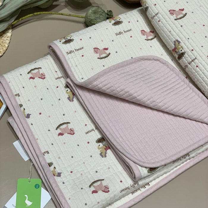 91家纺网 家纺一手货源 找家纺 汇庭 2025秋冬新款慕斯单品床盖系列 小马粉庄园