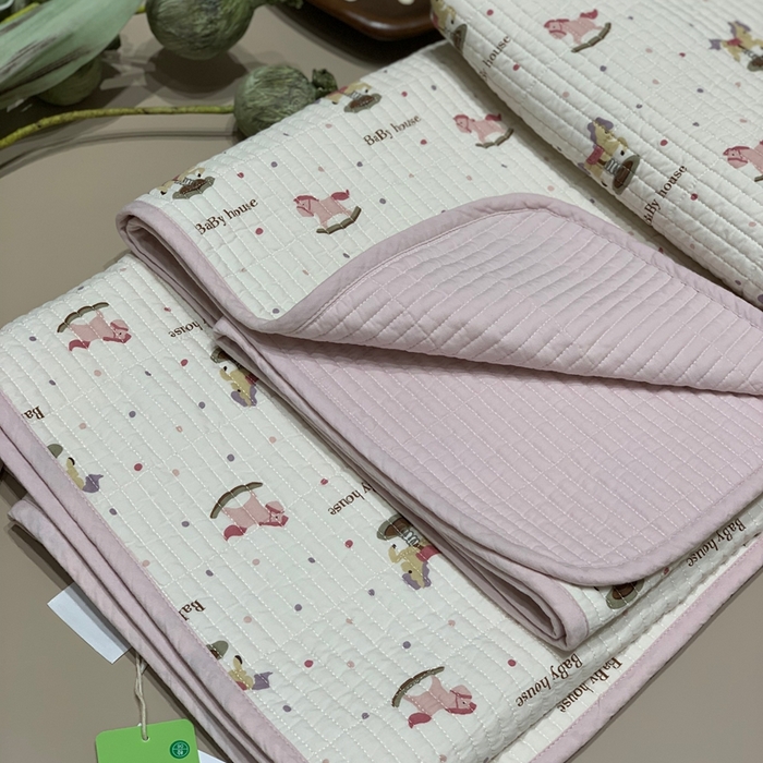 91家纺网 家纺一手货源 找家纺 汇庭 2025秋冬新款慕斯单品床盖系列 小马粉庄园