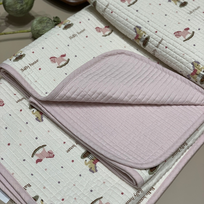 91家纺网 家纺一手货源 找家纺 汇庭 2025秋冬新款慕斯单品床盖系列 小马粉庄园