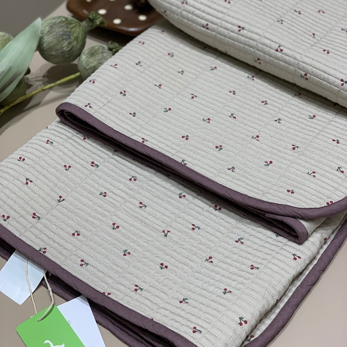 91家纺网 家纺一手货源 找家纺 汇庭 2025秋冬新款慕斯单品床盖系列 樱桃庄园