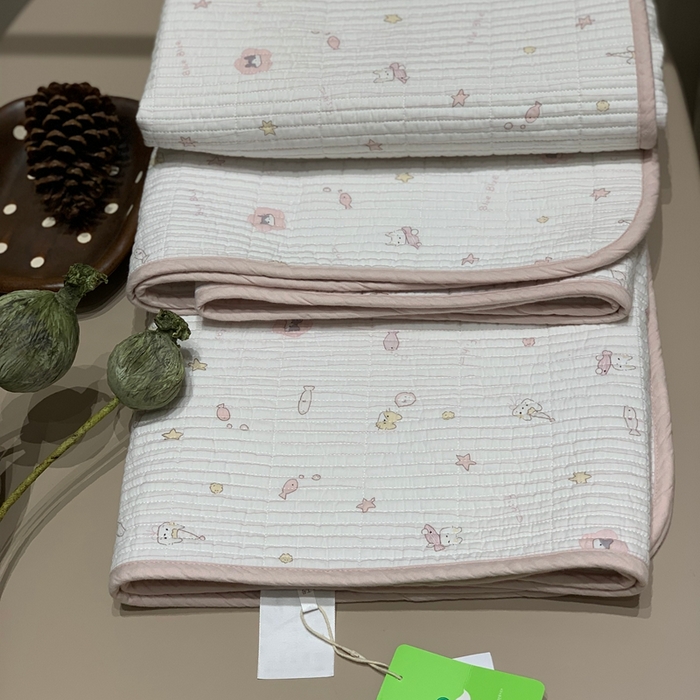 91家纺网 家纺一手货源 找家纺 汇庭 2025秋冬新款慕斯单品床盖系列 鱼儿粉庄园