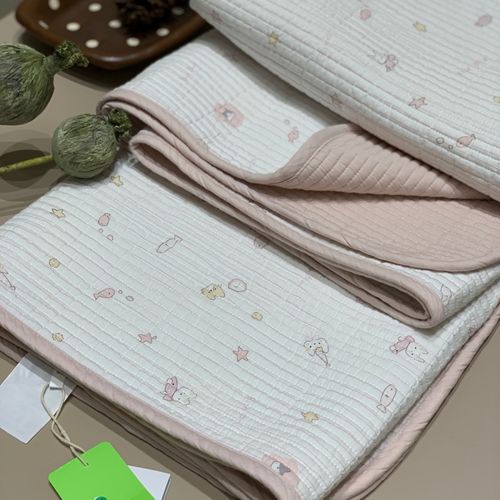 91家纺网 家纺一手货源 找家纺 汇庭 2025秋冬新款慕斯单品床盖系列 鱼儿粉庄园