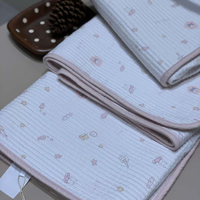 91家纺网 家纺一手货源 找家纺 汇庭 2025秋冬新款慕斯单品床盖系列 鱼儿粉庄园