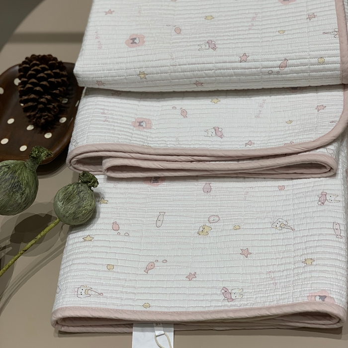 91家纺网 家纺一手货源 找家纺 汇庭 2025秋冬新款慕斯单品床盖系列 鱼儿粉庄园