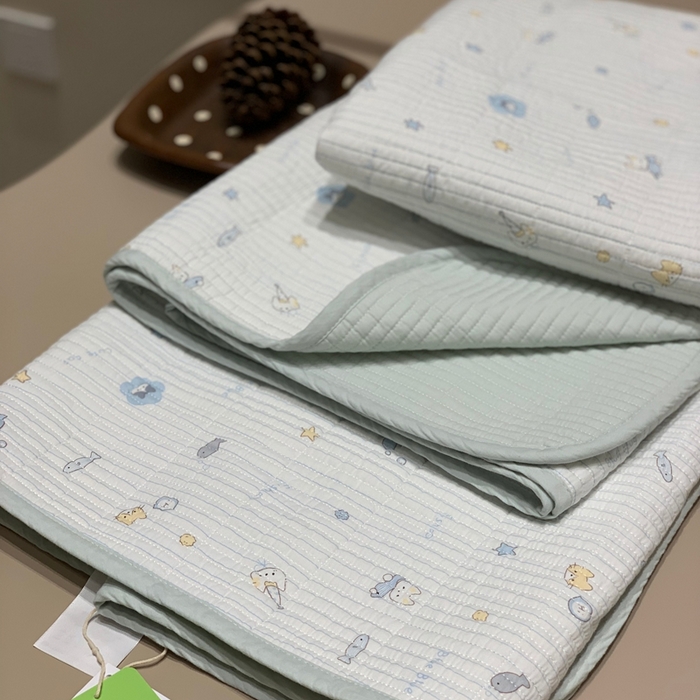 91家纺网 家纺一手货源 找家纺 汇庭 2025秋冬新款慕斯单品床盖系列 鱼儿蓝庄园