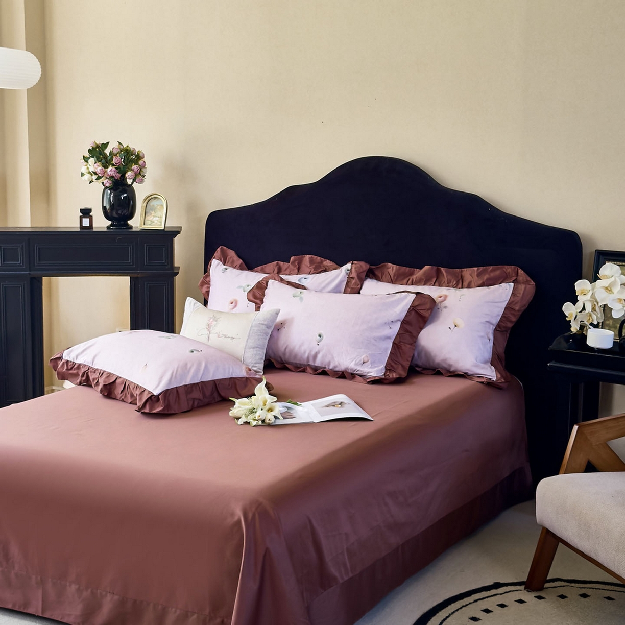 91家纺网 家纺一手货源 找家纺 未来家居 2025新款法式全棉贡缎花边款数码印花四件套 艾恩瑟-红