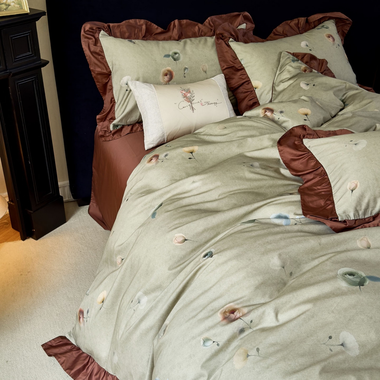 91家纺网 家纺一手货源 找家纺 未来家居 2025新款法式全棉贡缎花边款数码印花四件套 艾恩瑟-绿