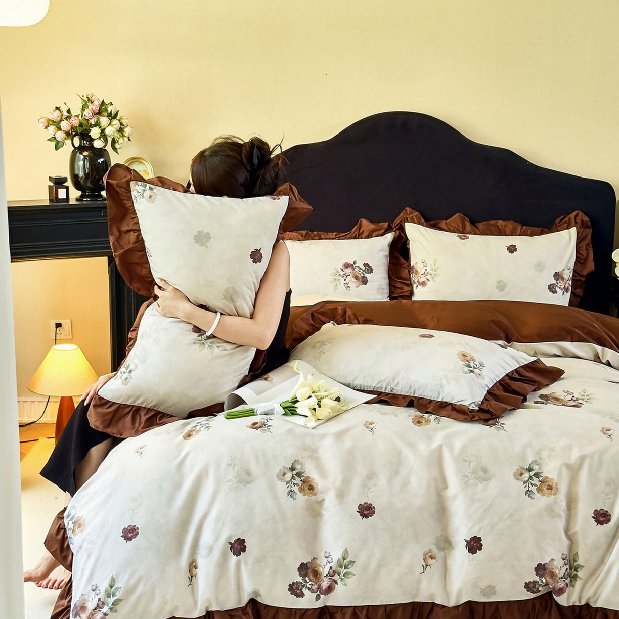 91家纺网 家纺一手货源 找家纺 未来家居 2025新款法式全棉贡缎花边款数码印花四件套 津妮亚-红