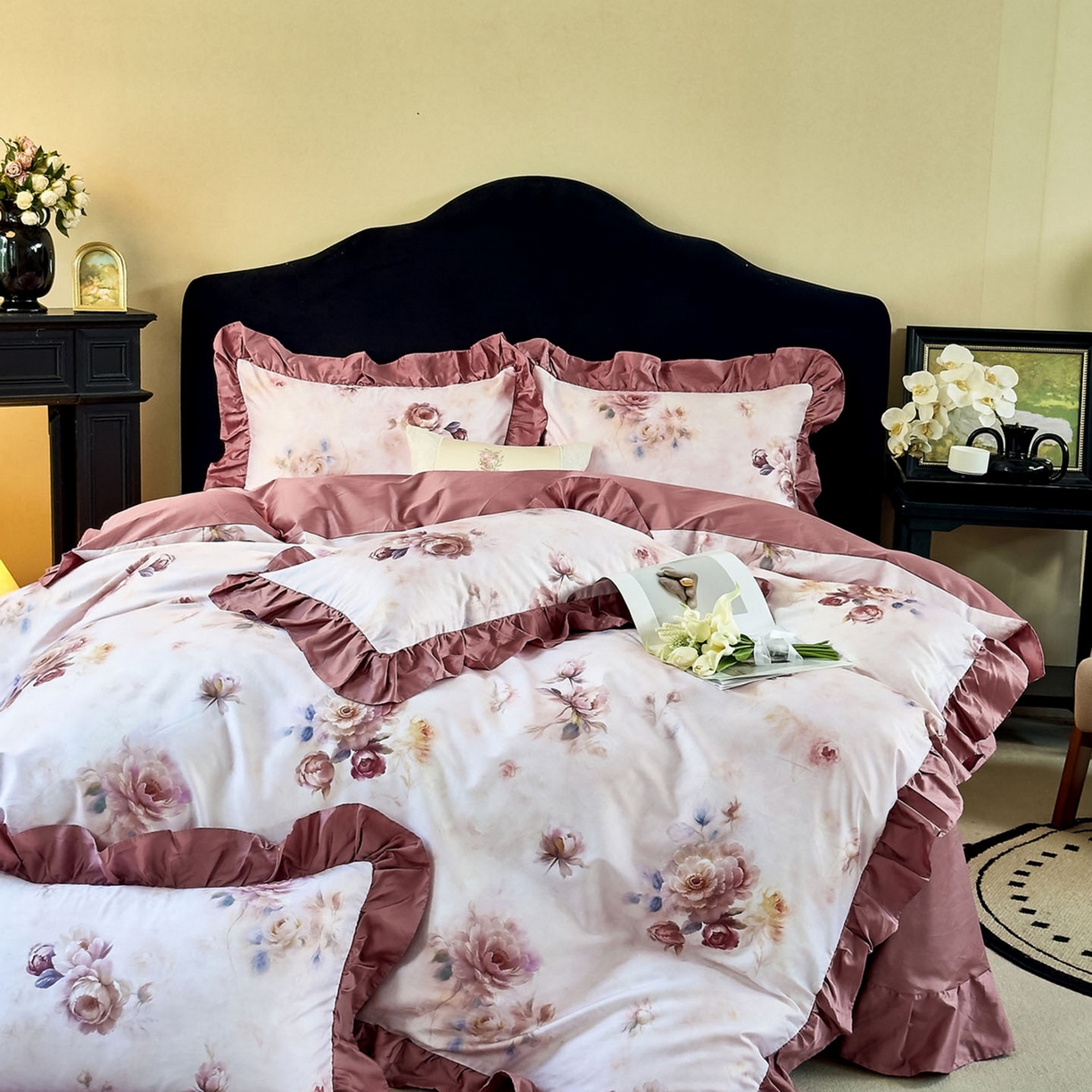 91家纺网 家纺一手货源 找家纺 未来家居 2025新款法式全棉贡缎花边款数码印花四件套 槿薇-红