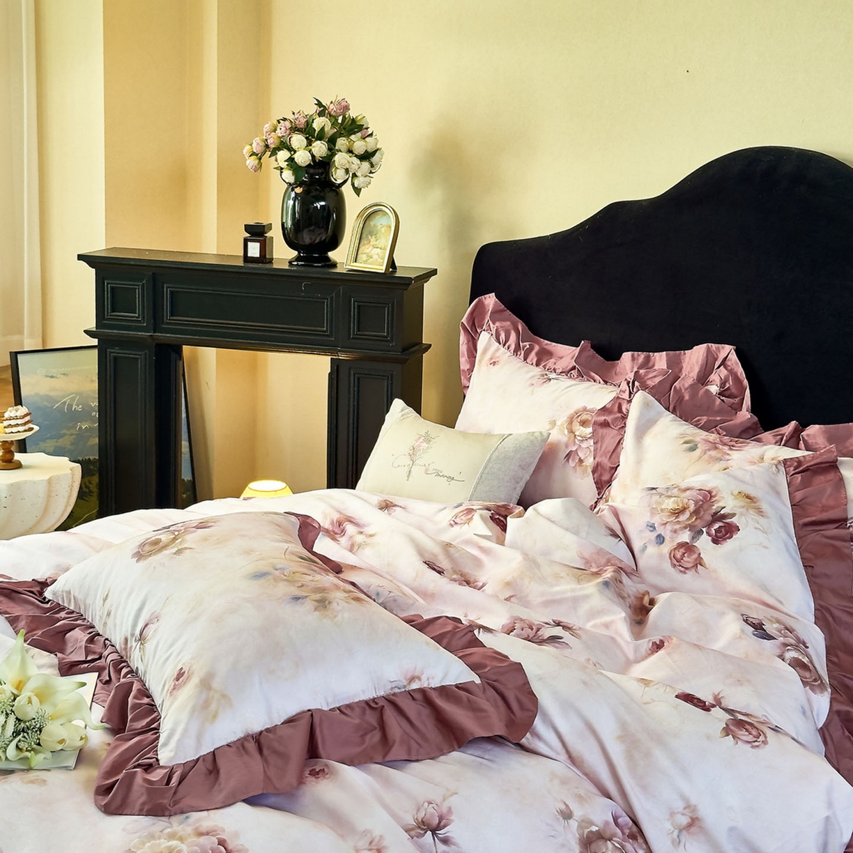 91家纺网 家纺一手货源 找家纺 未来家居 2025新款法式全棉贡缎花边款数码印花四件套 槿薇-红