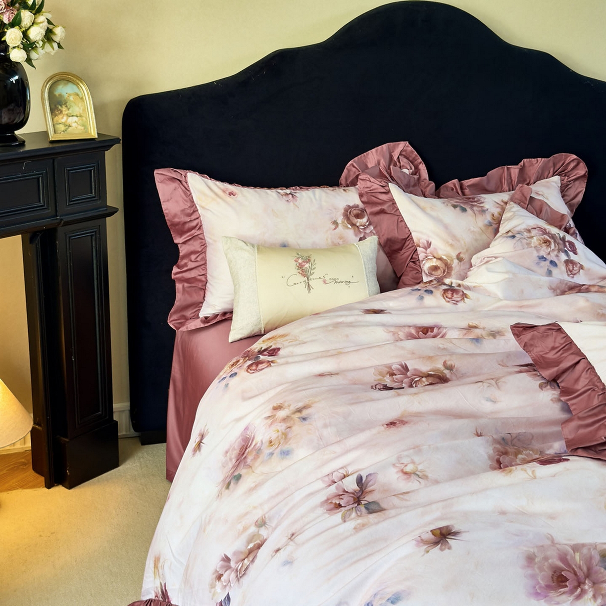 91家纺网 家纺一手货源 找家纺 未来家居 2025新款法式全棉贡缎花边款数码印花四件套 槿薇-红