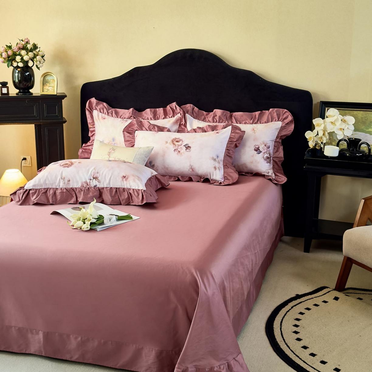 91家纺网 家纺一手货源 找家纺 未来家居 2025新款法式全棉贡缎花边款数码印花四件套 槿薇-红