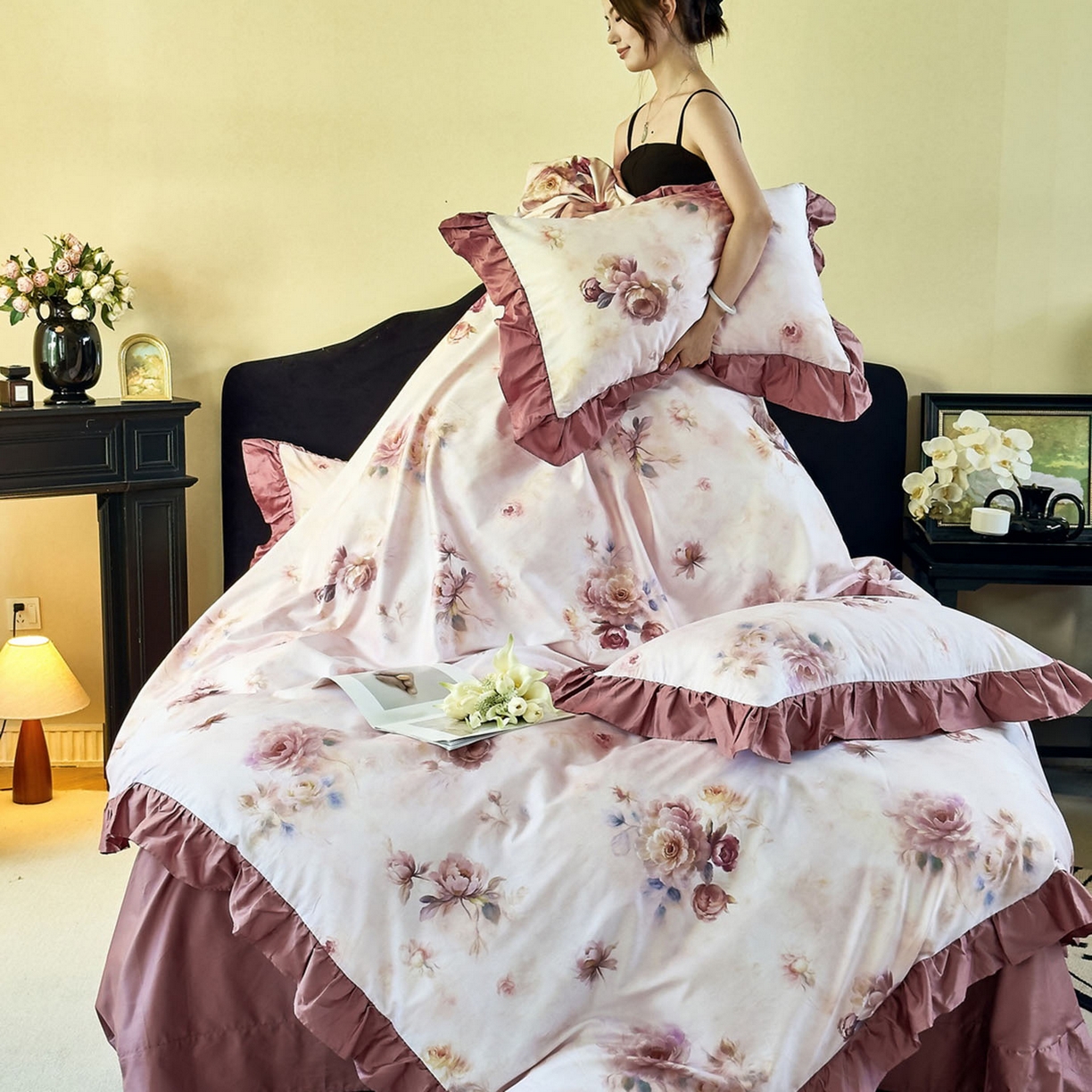 91家纺网 家纺一手货源 找家纺 未来家居 2025新款法式全棉贡缎花边款数码印花四件套 槿薇-红