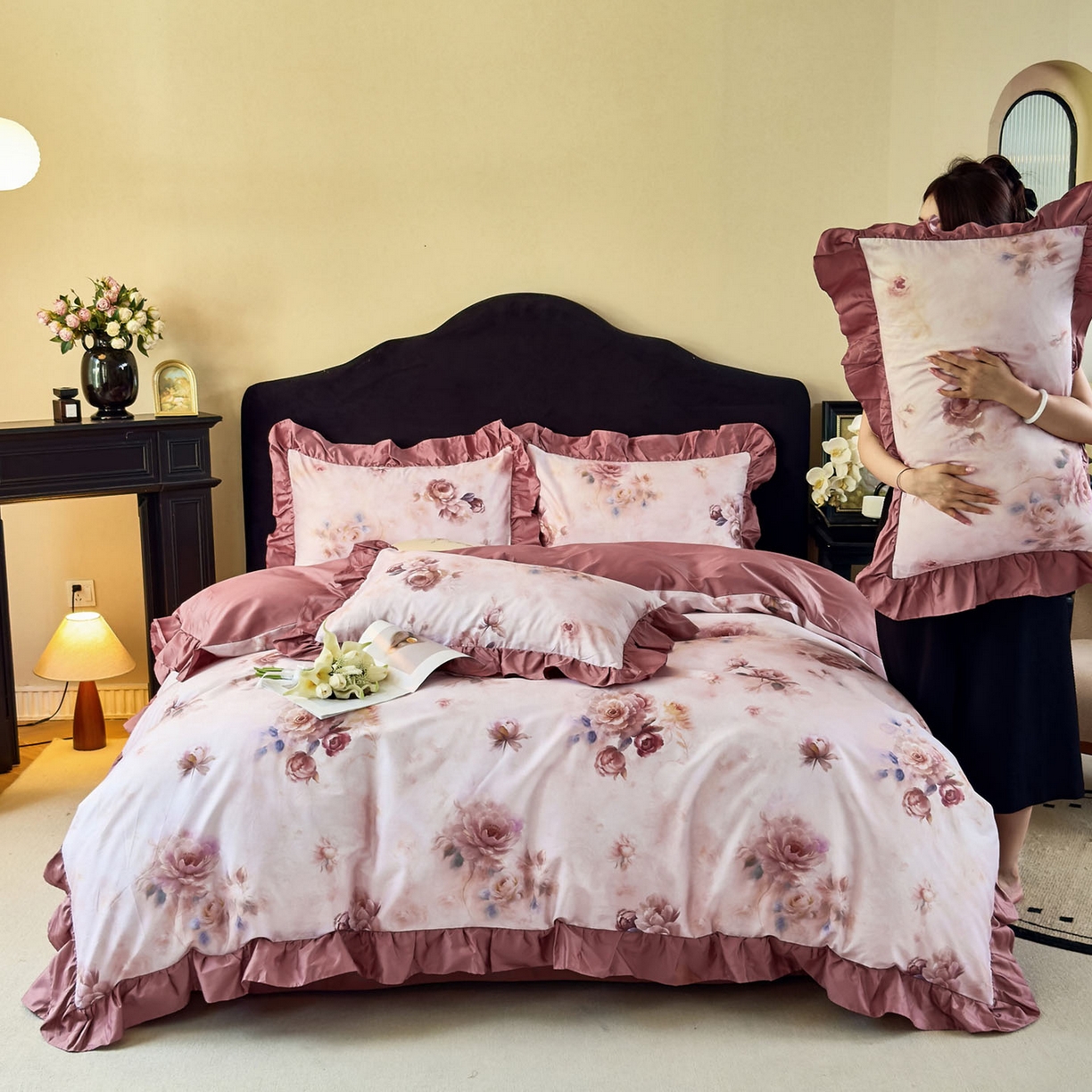 91家纺网 家纺一手货源 找家纺 未来家居 2025新款法式全棉贡缎花边款数码印花四件套 槿薇-红