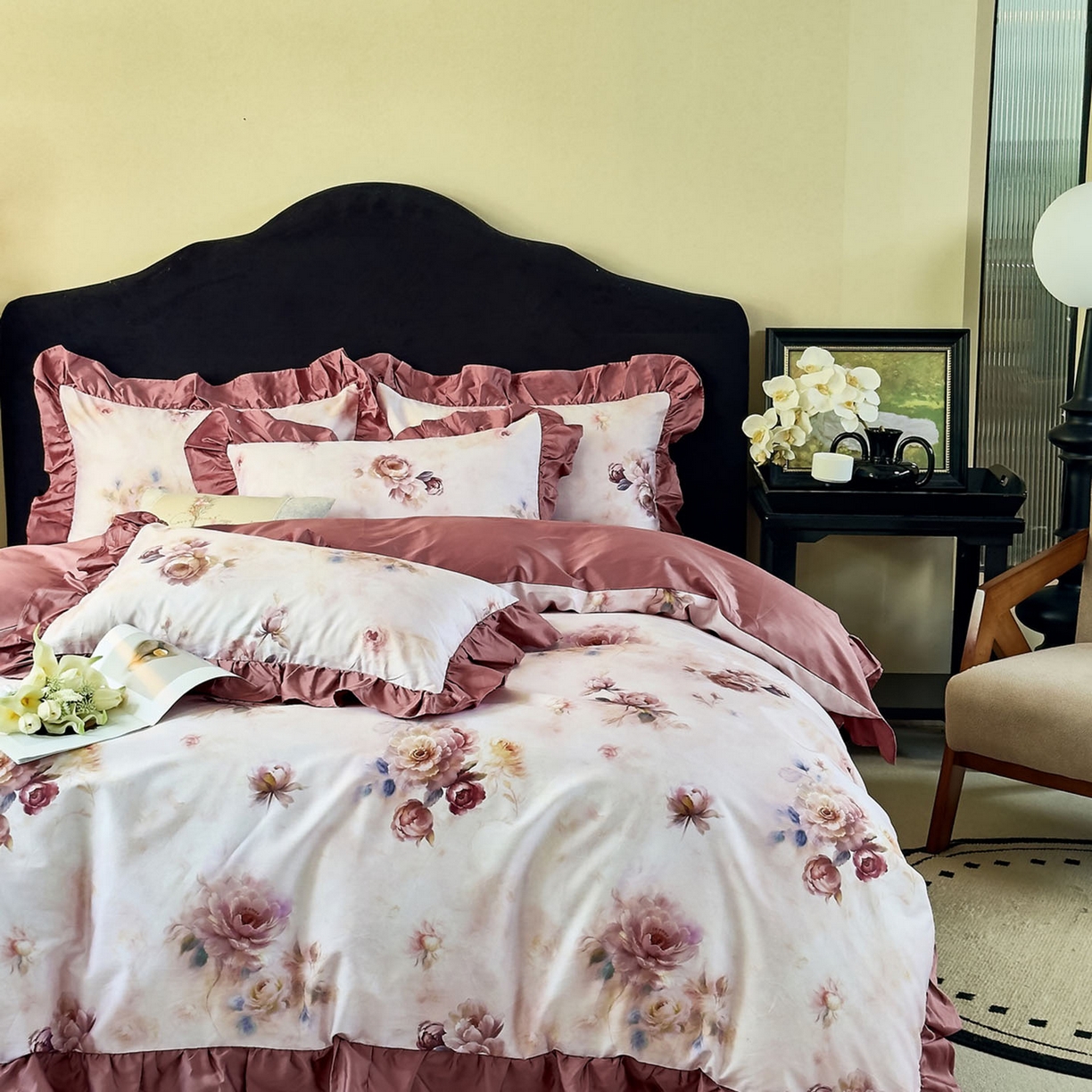 91家纺网 家纺一手货源 找家纺 未来家居 2025新款法式全棉贡缎花边款数码印花四件套 槿薇-红