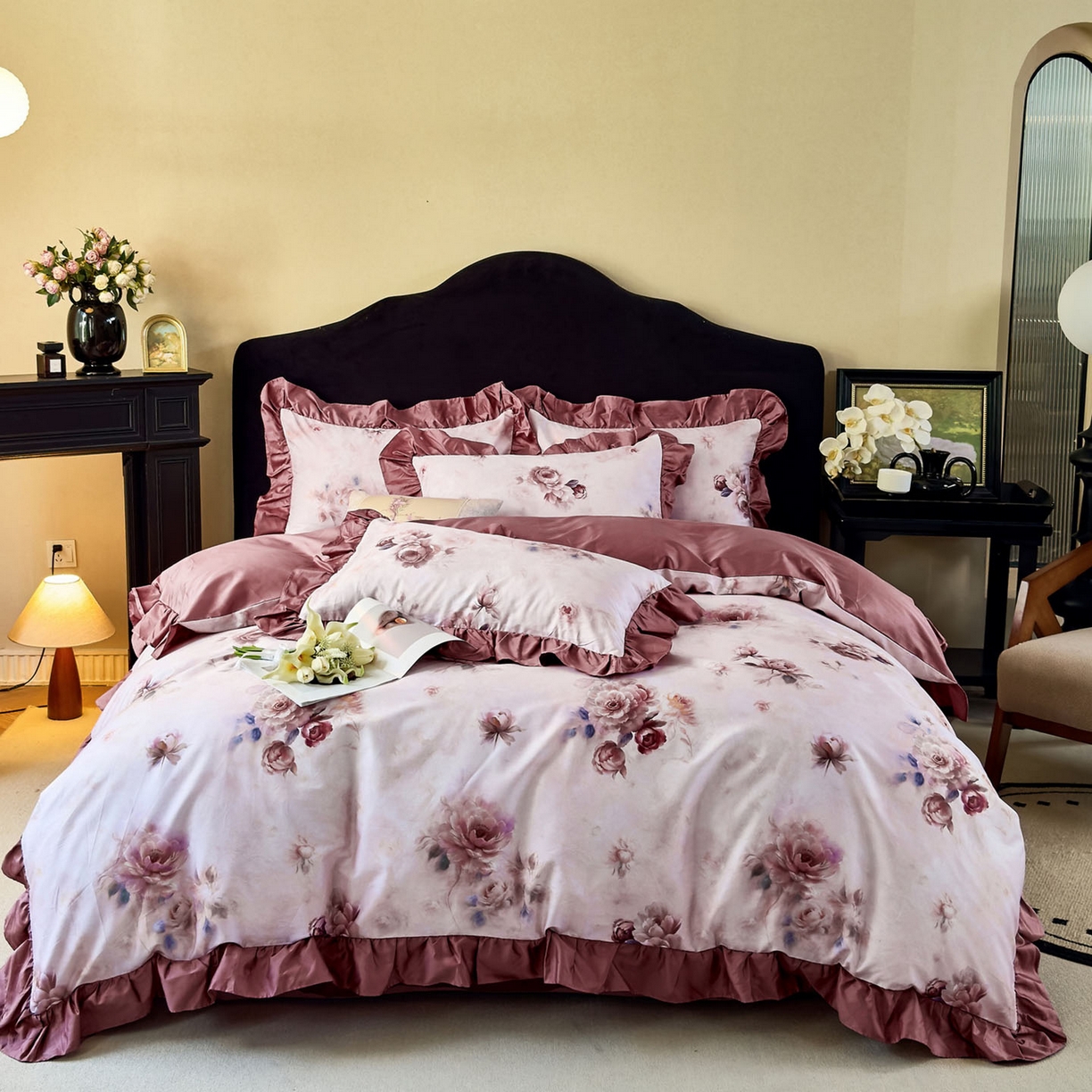 91家纺网 家纺一手货源 找家纺 未来家居 2025新款法式全棉贡缎花边款数码印花四件套 槿薇-红