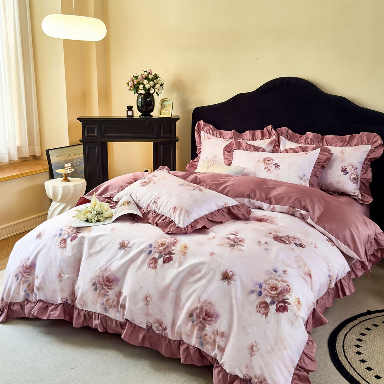 91家纺网 家纺一手货源 找家纺 未来家居 2025新款法式全棉贡缎花边款数码印花四件套 槿薇-红