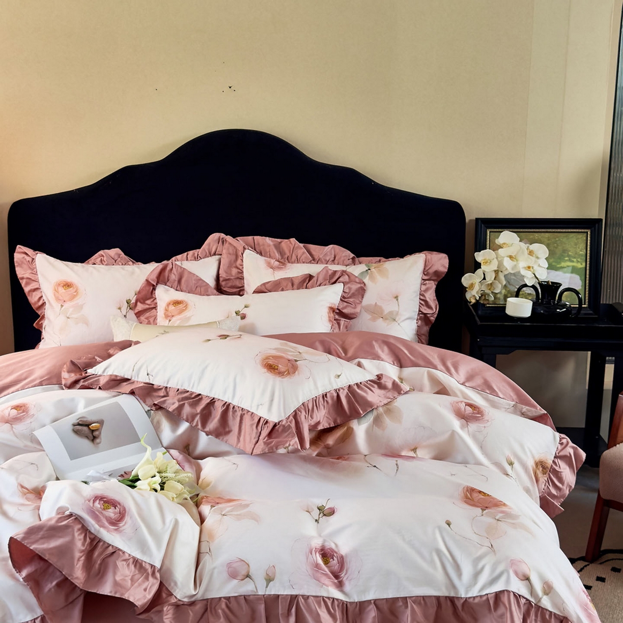 91家纺网 家纺一手货源 找家纺 未来家居 2025新款法式全棉贡缎花边款数码印花四件套 玛利戈德-米