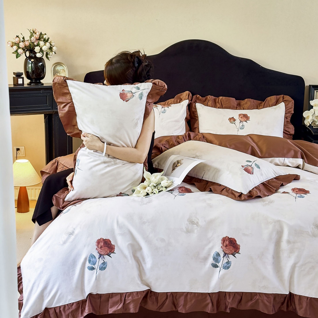 91家纺网 家纺一手货源 找家纺 未来家居 2025新款法式全棉贡缎花边款数码印花四件套 晚笙-米