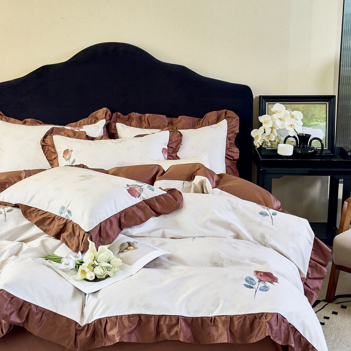 91家纺网 家纺一手货源 找家纺 未来家居 2025新款法式全棉贡缎花边款数码印花四件套 晚笙-米