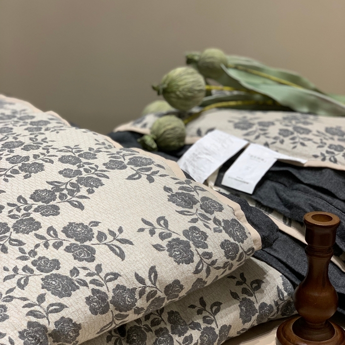 91家纺网 家纺一手货源 找家纺 汇庭 2025秋冬新款·色织大提花春秋被系列 玫瑰之约深蓝