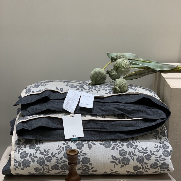 91家纺网 家纺一手货源 找家纺 汇庭 2025秋冬新款·色织大提花春秋被系列 玫瑰之约深蓝