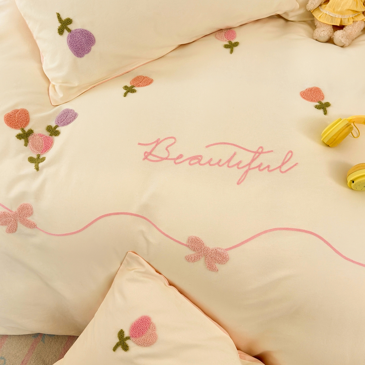 91家纺网 家纺一手货源 找家纺 锦觅 2025秋冬新款A类纯色小清新全棉磨毛绣花保暖四件套-第二批 繁花似锦（米粉）