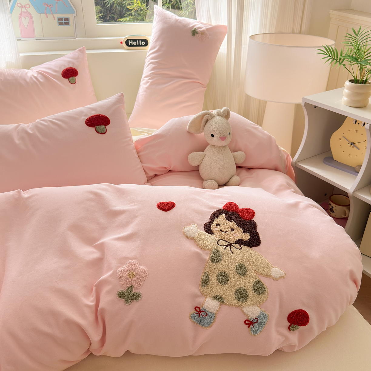 91家纺网 家纺一手货源 找家纺 锦觅 2025秋冬新款A类纯色小清新全棉磨毛绣花保暖四件套-第二批 可爱女孩（粉白）