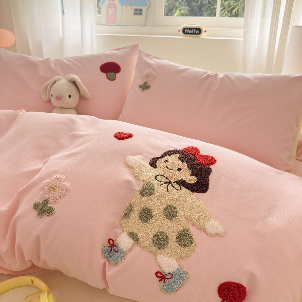 91家纺网 家纺一手货源 找家纺 锦觅 2025秋冬新款A类纯色小清新全棉磨毛绣花保暖四件套-第二批 可爱女孩（粉白）