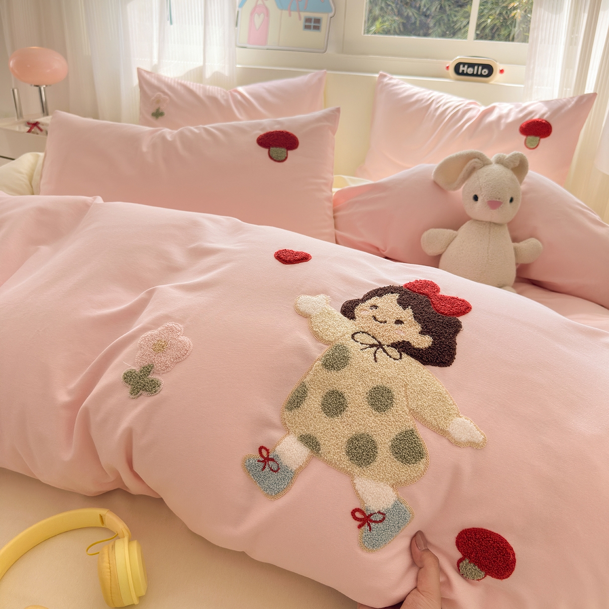 91家纺网 家纺一手货源 找家纺 锦觅 2025秋冬新款A类纯色小清新全棉磨毛绣花保暖四件套-第二批 可爱女孩（粉白）